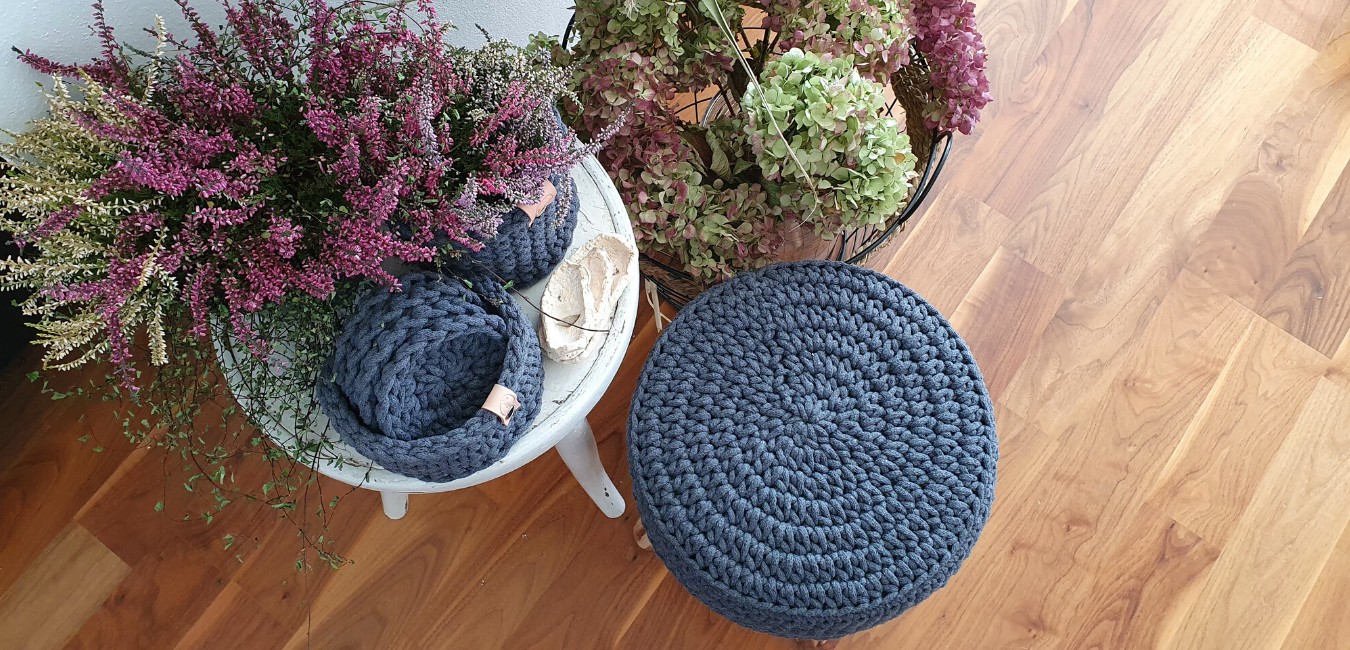 Háčkovaná stolička košík podšálky grafit šedá květináč bytové doplňky podsedák prostírání domov dekorace