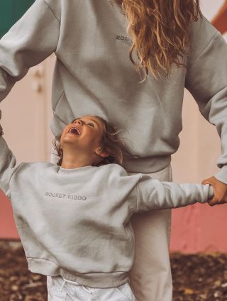 @nikolmoravcova a její Violka jsou živoucím důkazem, že nejkrásnější dobrodružství nezačíná na surfu ani na svahu – ale ve...