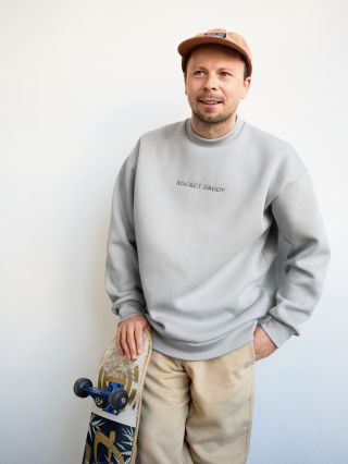 Být tátou? Jízda. Doslova. 🛹 Rocket Daddy mikina je pro všechny táty, kteří stíhají ranní rozvoz do školky/školy,...