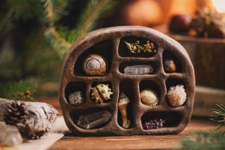 Poslední dobou miluju vytvářet tyhle keramické domečky na přírodninky z výletů.🪵 Vždycky jsem jich měla plné kapsy batohů...