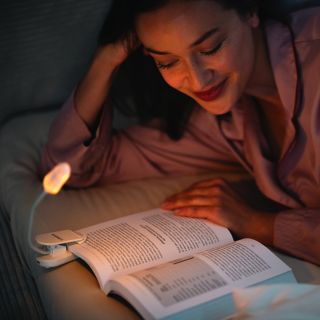 ✨📖 Perfektní společník na večerní čtení! ✨ Objevte Lunesto lampičku na čtení – ideální řešení pro všechny, kteří milují...