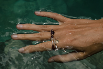 Můžu se stříbrnými šperky do vody?