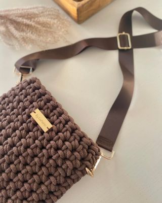 Čokoládová Aura s nádherným lesklým textilním popruhem 🤎 I taková může být vaše další kabelka 🫶 #naveceri #extravagance...