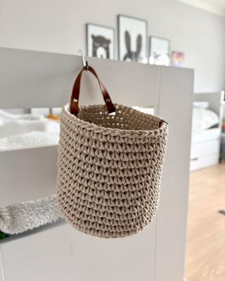 Velký závěsný koš s koženým ouškem, který je super záležitost do dětského pokoje pro vaše ratolesti 😉 Koš je v průměru i...