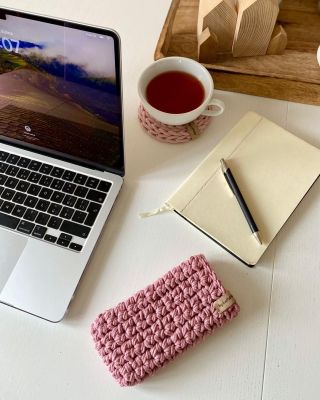 Víte, co se mi na tomto háčkovaném obalu na telefon líbí nejvíc? Že si ho můžete přizpůsobit přesně podle toho, co právě...