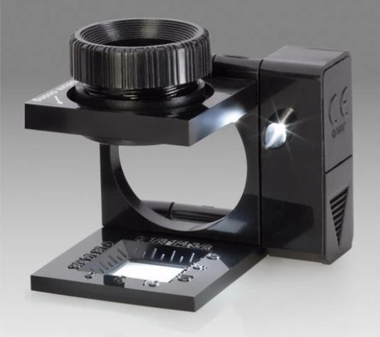 Textilní lupa: detailní pohled na šití, vyšívání, modelářství