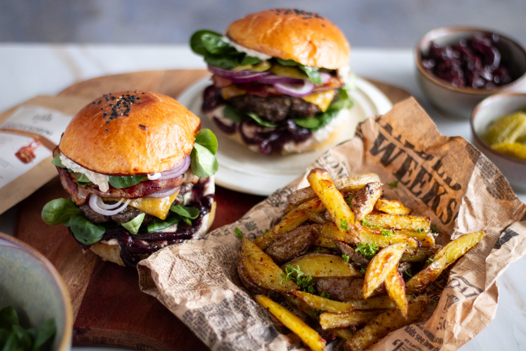 Burger s karamelizovanou cibulkou, slaninovým dipem a domácími hranolky