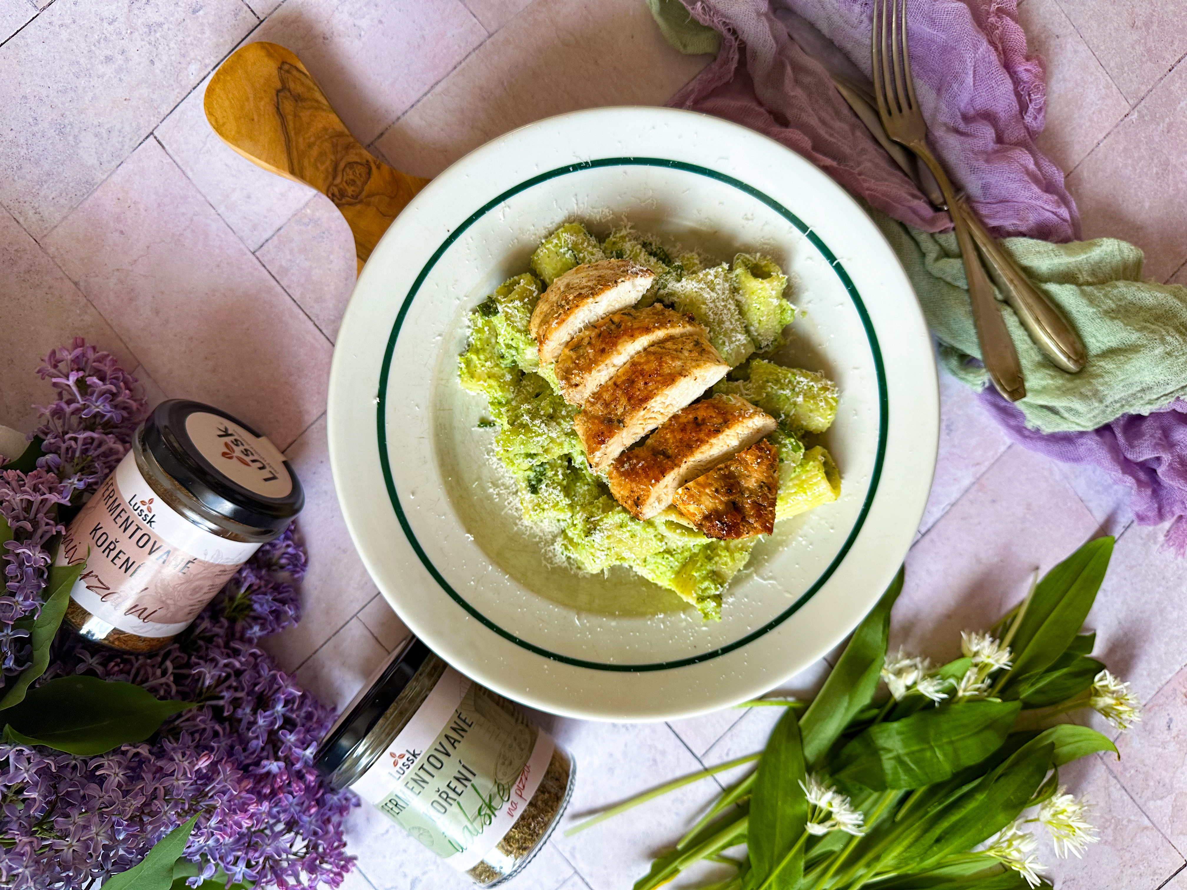 Rigatoni s kuřecím masem a omáčkou z brokolice s medvědím česnekem