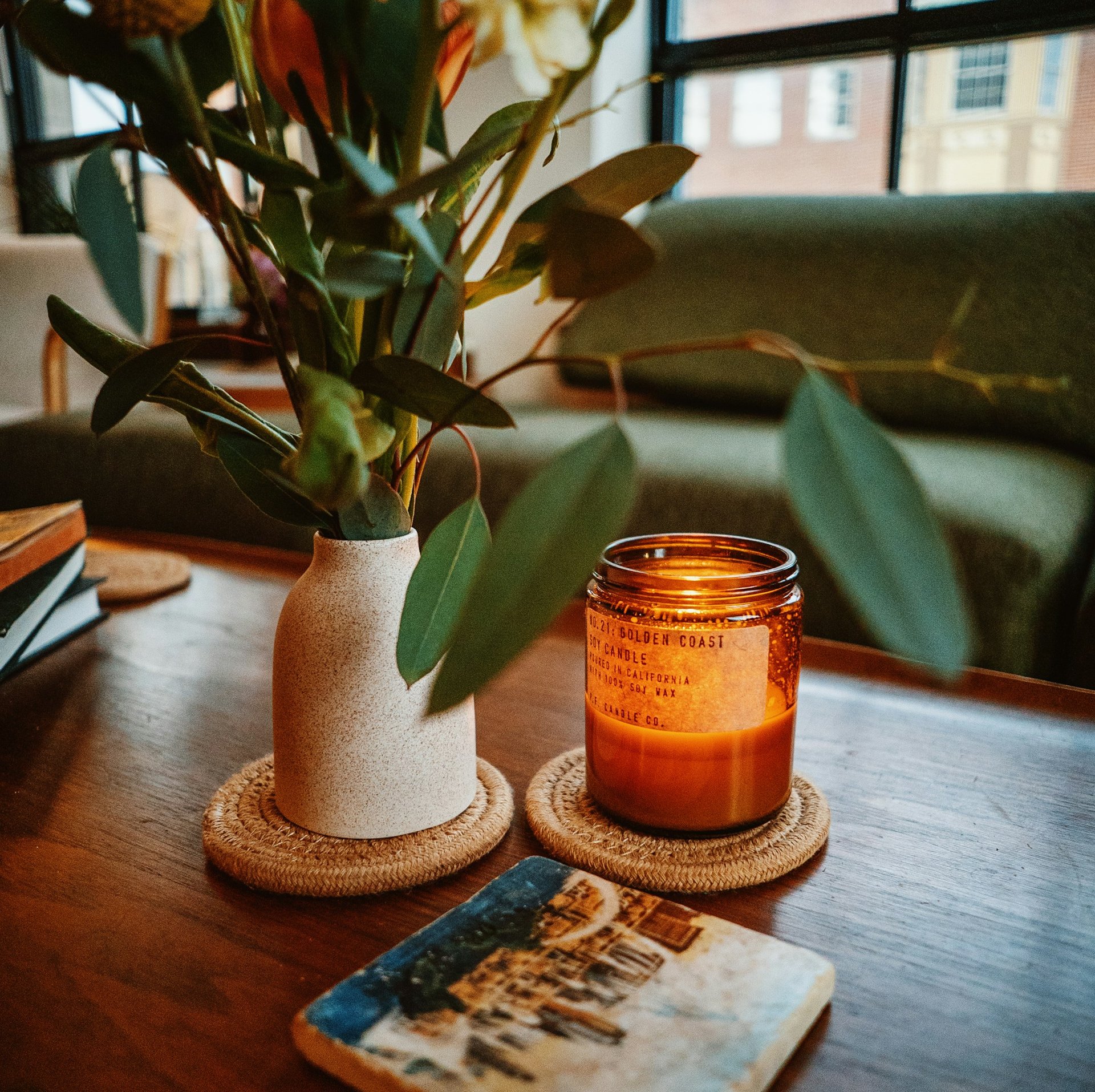 Vonná svíčka do malého bytu: jak vybrat velikost, vůni a kde ji umístit