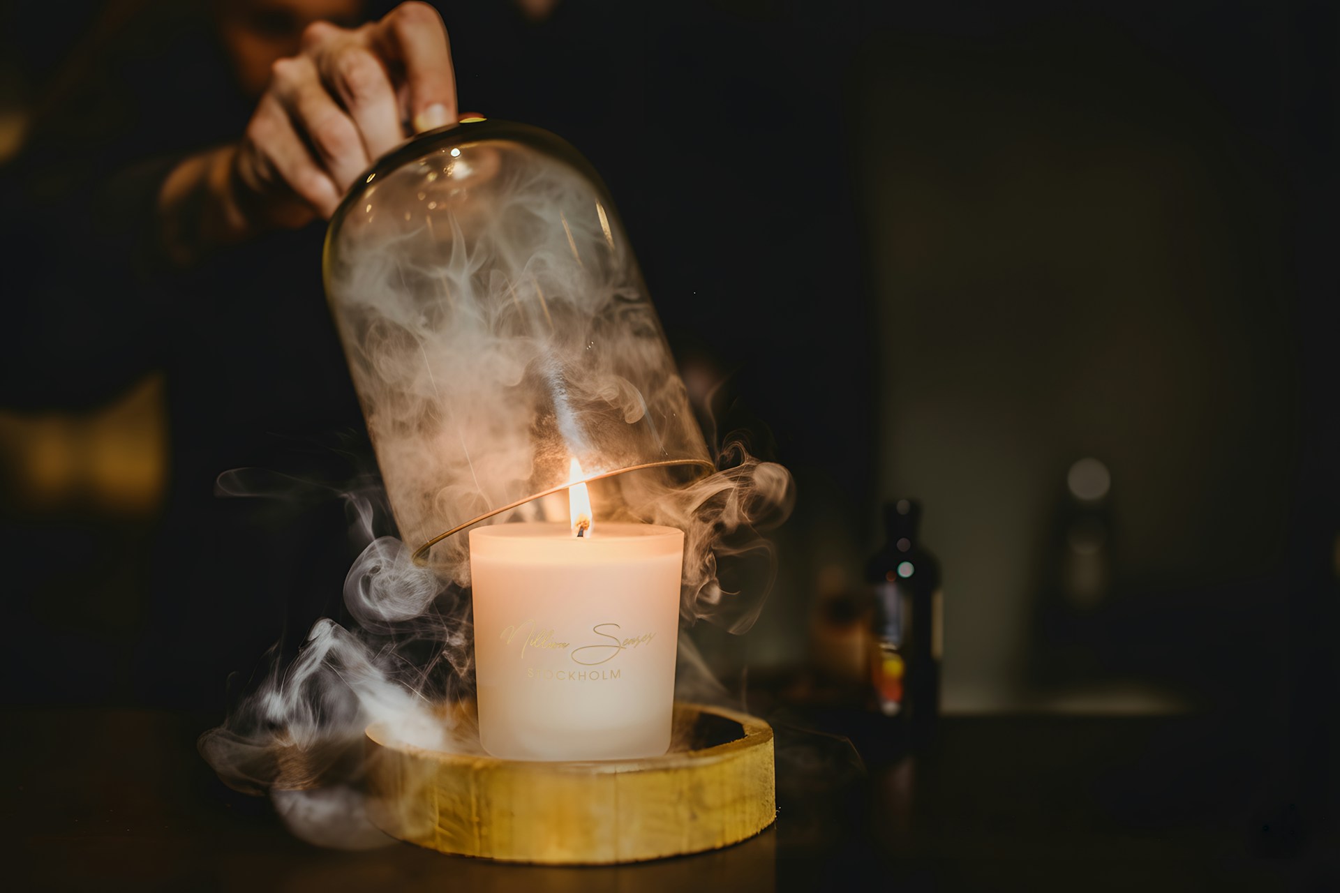 Proč vonná svíčka nevoní doma tak jako v obchodě? Všechny důvody