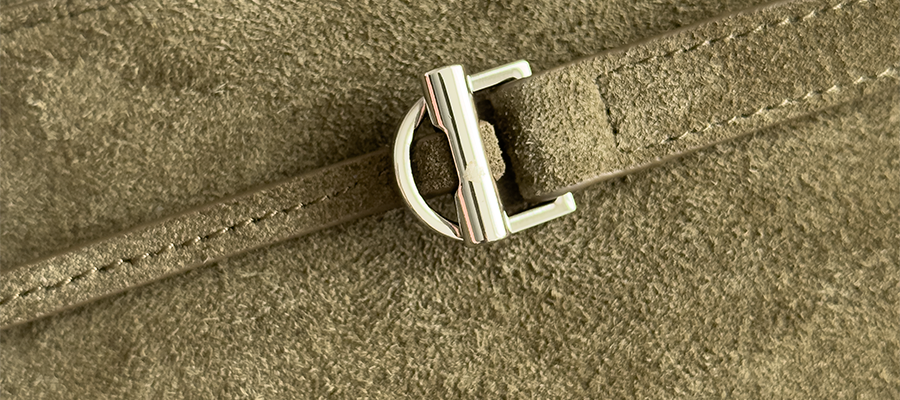 Detail semišového povrchu kabelky Luwalu* Base.