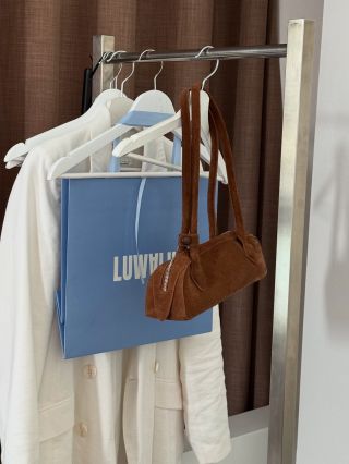 Podzimní tóny, měkké světlo a chvilka jen pro sebe🍁 Kabelka «fomo» v barvě Maple se stala mým společníkem na cestách🧳...