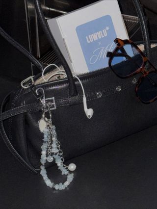 9PM & přívěsek «LUWALU» by Mili Kabelka 9PM – minimalistický tvar z prémiové přírodní kůže, ideální velikost pro večer i...