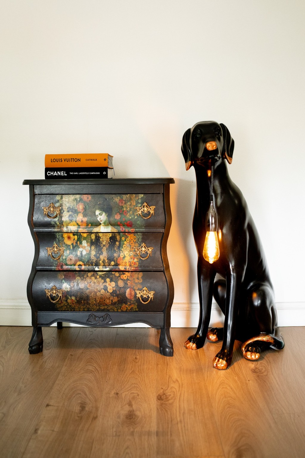 Designová lampa ve tvaru psa: Jak ji sladit s moderním interiérem