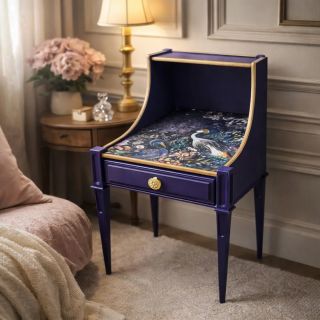 ✨ Novinka skladem! ✨ Designový noční stolek Paví elegance je právě dostupný na našem webu. Hluboký fialový odstín, zlaté...