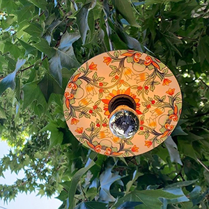 Außen-Lichterkette mit farbigem Keramikschirm in den Ästen eines Baumes aufgehängt