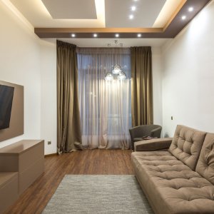 wohnzimmer-mit-led-spots-an-der-decke