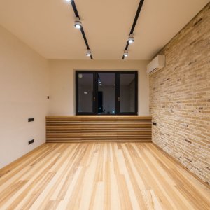 led-spots-vor-einer-ziegelwand