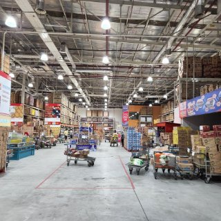 halle-mit-abgehaengten-industrieleuchten