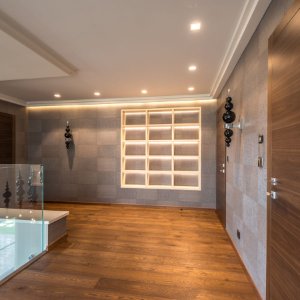 flur-mit-einbaustrahlern-in-der-abgehaengten-decke