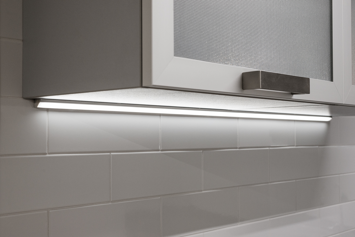 Aluminiowa listwa LED z kloszem pod szafką kuchenną nad okładziną ścienną