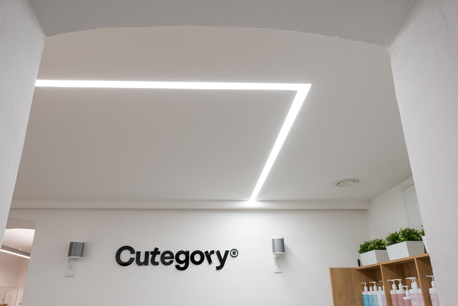 Bezramkowe profile LED w suficie z płyt g-k tworzą łamaną linię świetlną