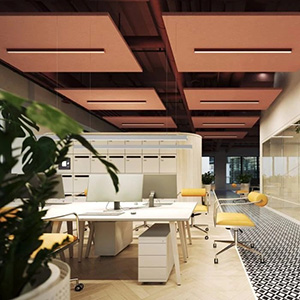 Czarne profile LED w suficie biura open space
