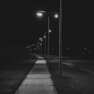 lampy-uliczne-chodnik-ze-slupami-noca