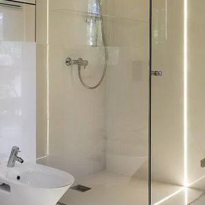 led-profil-v-obklade-a-podlahe-sprchoveho-kuta