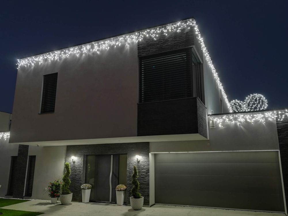 Vianočné osvetlenie na dom