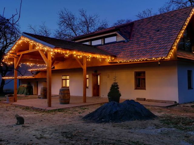 Vianočné osvetlenie na dom