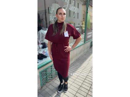 Elegantní vínové šaty