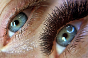 Syntetické vs. přírodní řasy: Mohou vypadat umělé řasy přirozeně?