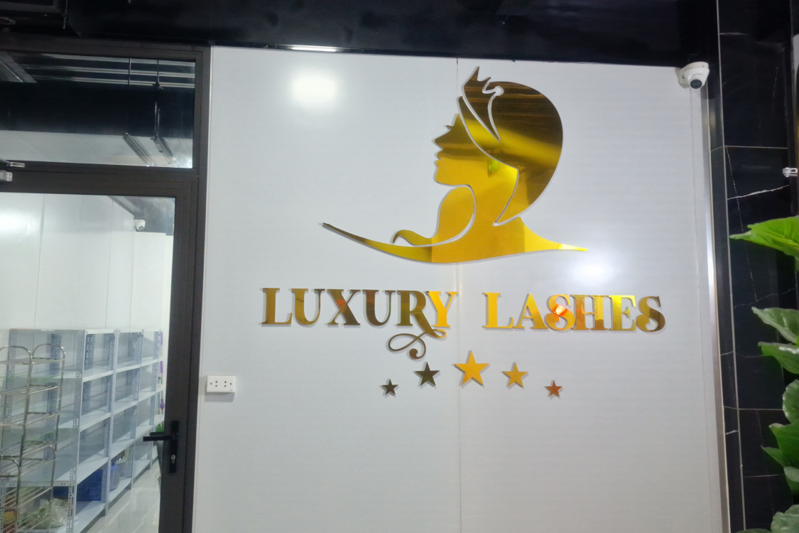 Detail loga Luxury Lashes v továrně ve Vietnamu