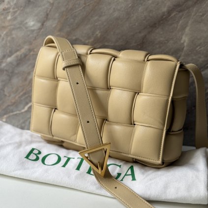 Bottega Veneta Cassette krémová