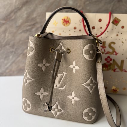 Louis Vuitton šedivá Neo Noe