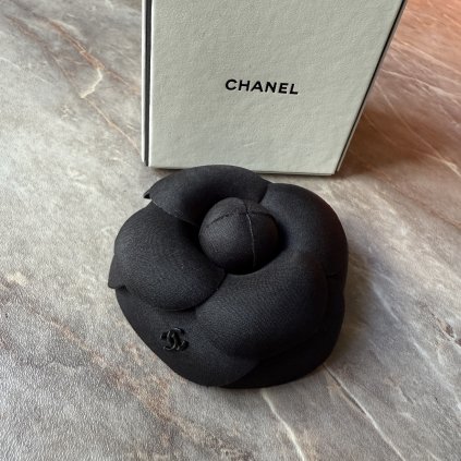 Chanel černá Camelia sponka