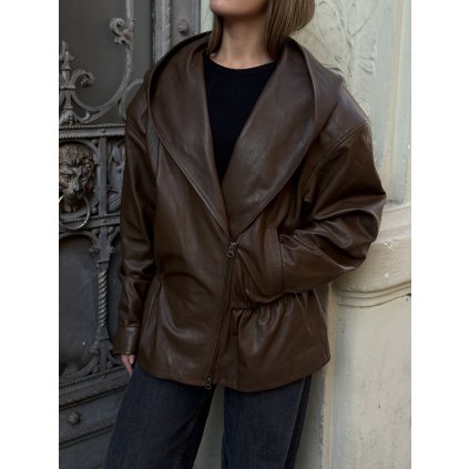 Ivana Mentlova hnědý kabát s límcem