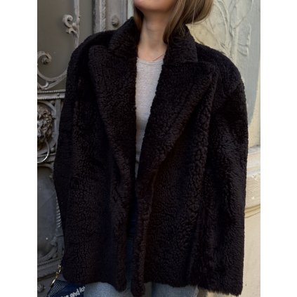 Ivana Mentlova tmavě hnědý shearling kabát