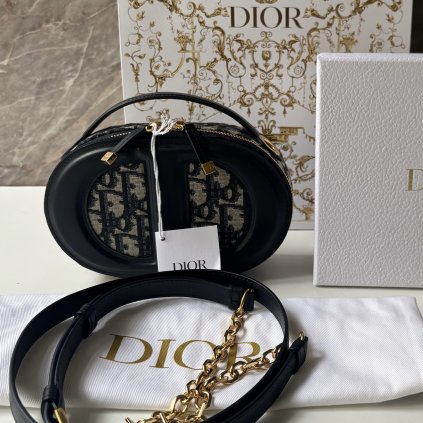 Dior 30 Montaigne crossbody Pouch