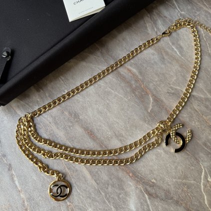 Chanel zlatý pásek s logem