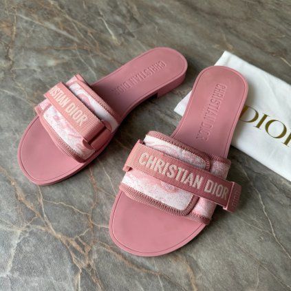 Dior růžové pantofle
