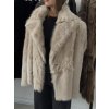 Ivana Mentlova béžový shearling kabát