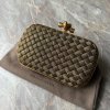 Bottega Veneta kovový clutch