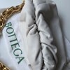 Bottea Veneta The chain Pouch v krémové barvě