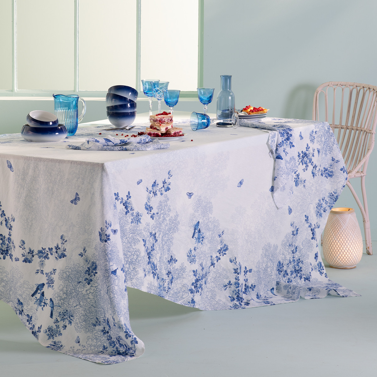 linge-de-table-pur-lin-blanc-bleu-modele-voliere-bleu