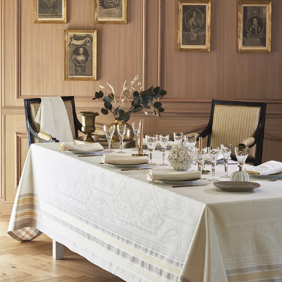 white-coton-and-other-fibers-stain-repellent-tablecloth-galerie-des-glaces-vermeil