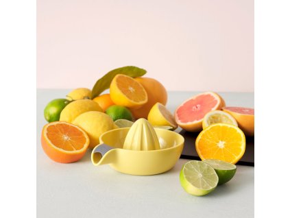 Rig Tig by Stelton JUICY Zitruspresse gelb Ambiente 1