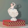 Aelteste Volkstedter Porcelánová soška "Tanečnice v krajkových šatech"