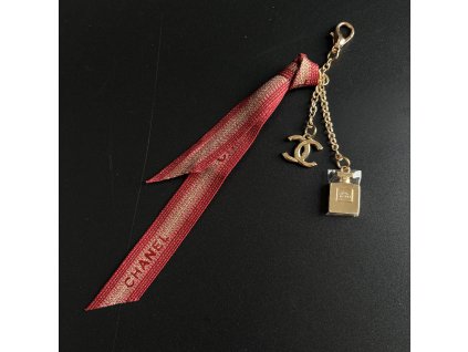 Chanel klíčenka / přívěsek s červenou stuhou